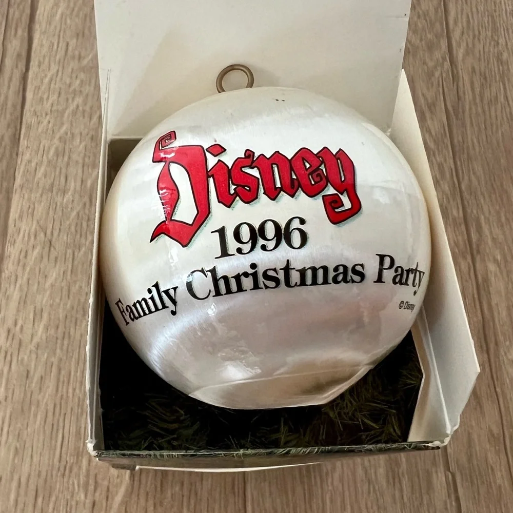 1996 Disney Family Holiday Party‎ Satin Ornament Cast Member Exclusive